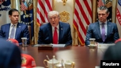 El presidente de los Estados Unidos, Donald Trump, participa en una reunión de gabinete en la Casa Blanca.