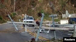 Postes de servicios públicos caídos en una carretera tras el paso del huracán Otis en Acapulco, México, 26 de octubre de 2023. REUTERS/Henry Romero