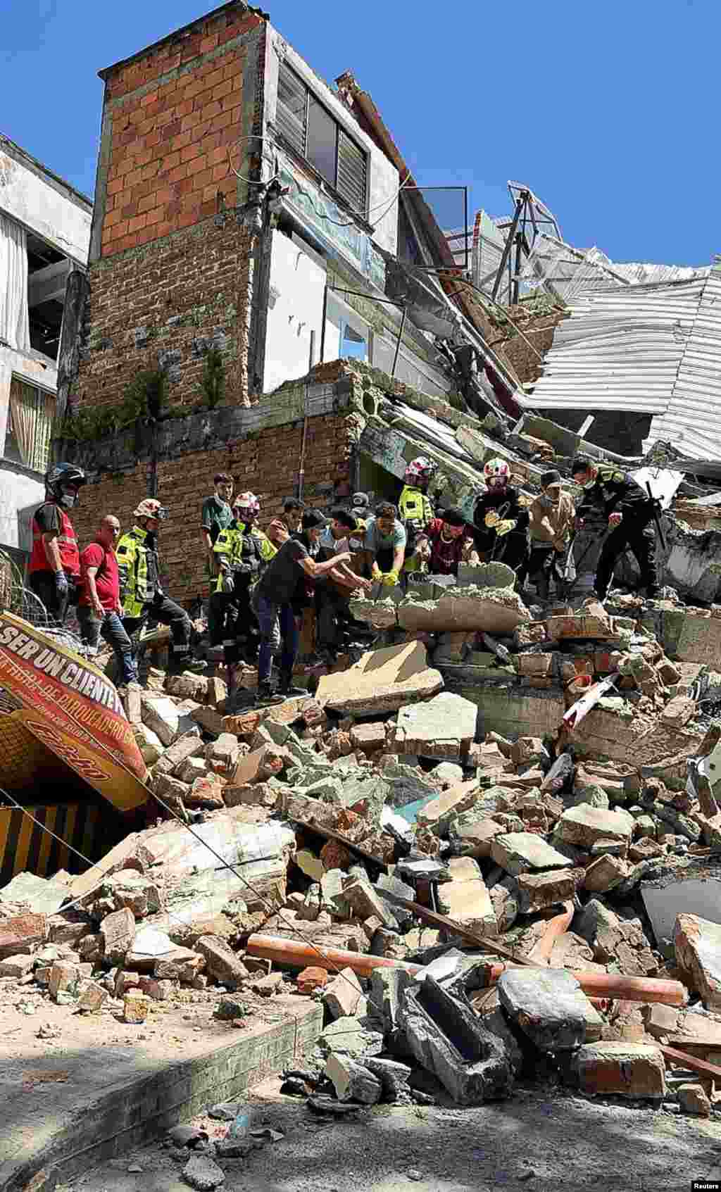 Edificios colapsados en Pereira, Colombia, tras el sismo de este lunes. 