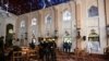 Personal de seguridad inspecciona el interior de la iglesia de San Sebastián en Negombo, Sri Lanka, el 22 de abril de 2019