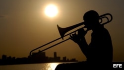  Un músico ameniza el atardecer del miércoles 20 de septiembre, en el malecón de la ciudad de La Habana 