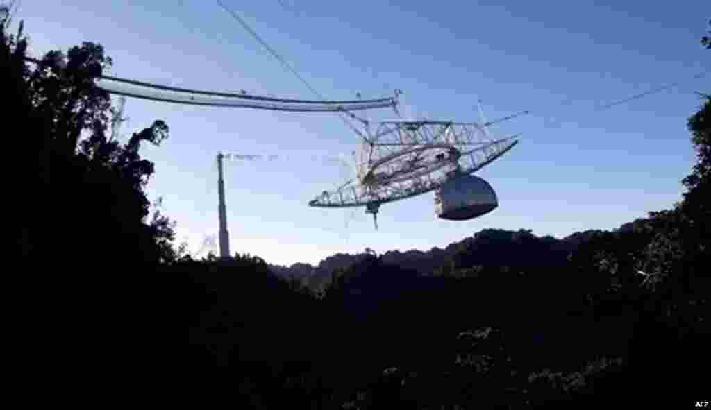 Una instantánea tomada de un video cortesía del Observatorio de Arecibo, en el momento que colapsaba el radiotelescopio en diciembre 1ero del 2020.