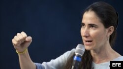 La disidente cubana Yoani Sánchez, autora del blog "Generación Y", habla durante un debate sobre libertad de expresión en la sede del periódico O Estado de S. Paulo hoy jueves, 21 de febrero de 2013, en la ciudad de Sao Paulo (Brasil). Sánchez acusó hoy a