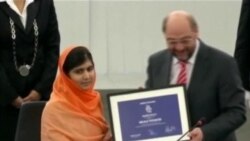 Malala Yousafzai recibió el Premio Sájarov en la sede del Parlamento Europeo