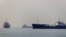 En esta imagen, obtenida de la agencia de noticias iraní ISNA el 1 de junio de 2026, se observan embarcaciones navegando frente a la playa de Suru, en Bandar Abbas, a lo largo del estrecho de Ormuz. AMIRHOSSEIN KHORGOOEI / ISNA / AFP