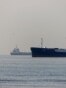 En esta imagen, obtenida de la agencia de noticias iraní ISNA el 1 de junio de 2026, se observan embarcaciones navegando frente a la playa de Suru, en Bandar Abbas, a lo largo del estrecho de Ormuz. AMIRHOSSEIN KHORGOOEI / ISNA / AFP