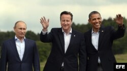  El presidente estadounidense, Barack Obama (d), posa junto al primer ministro británico, David Cameron (c) y el presidente de Rusia, Vladímir Putin (i), en el marco de la Cumbre del G8 que se celebra en Lough Erne en Irlanda del Norte (Reino Unido). 