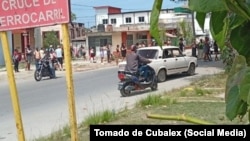 Los manifestantes bloquearon la calle en reclamo de los servicios básicos.