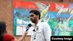 El Sexto entrevistado ante su mural en Guatemala.