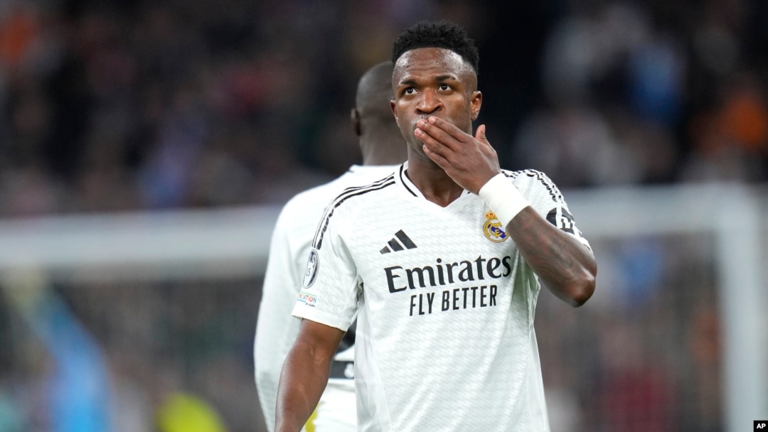 El jugador del Real Madrid, Vinicius Junior, celebra tras anotar el cuarto gol de su equipo durante el partido de apertura de la Liga de Campeones entre el Real Madrid y el FC Salzburgo (Foto AP/Manu Fernández)