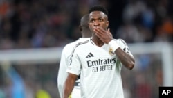 El jugador del Real Madrid, Vinicius Junior, celebra tras anotar el cuarto gol de su equipo durante el partido de apertura de la Liga de Campeones entre el Real Madrid y el FC Salzburgo (Foto AP/Manu Fernández)