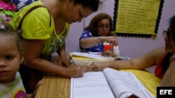 Boricuas votan en la jornada de elecciones primarias republicanas en Toa Baja, Puerto Rico.