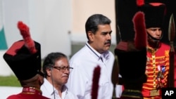 ARCHIVO - El presidente venezolano Nicolás Maduro, a la derecha, con el presidente colombiano Gustavo Petro, en el palacio presidencial de Miraflores en Caracas, Venezuela. (Foto AP/Ariana Cubillos, Archivo)