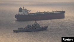 El USS Rafael Peralta (DDG 115) hace cumplir el bloqueo estadounidense sobre los puertos de Irán.