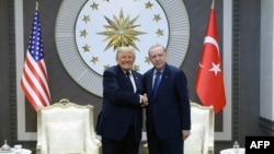 El presidente de Turquía, Recep Tayyip Erdogan, estrecha la mano del presidente de EEUU, Donald Trump, en el complejo presidencial de Bestepe, en Ankara.