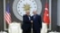 El presidente de Turquía, Recep Tayyip Erdogan, estrecha la mano del presidente de EEUU, Donald Trump, en el complejo presidencial de Bestepe, en Ankara.