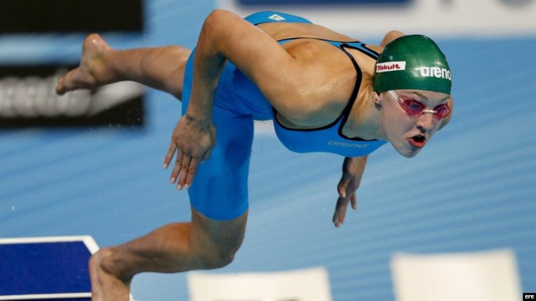 La lituana Ruta Meilutyte se lanza al agua para nadar la final de los 100m braza femenina de los Campeonatos del Mundo de Natación que se ha celebrado en la piscina del Palau Sant Jordi de Barcelona en la que ha conseguido la medalla de oro.