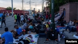 Inmigrantes, la mayoría de Venezuela, acampan frente a una iglesia en El Paso, Texas, el 30 de abril de 2023. REUTERS/Paul Ratje