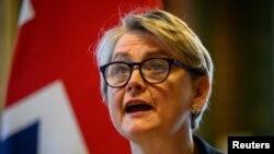 La ministra de Asuntos Exteriores del Reino Unido, Yvette Cooper, habla desde Londres durante la cumbre virtual con más de 40 países. 