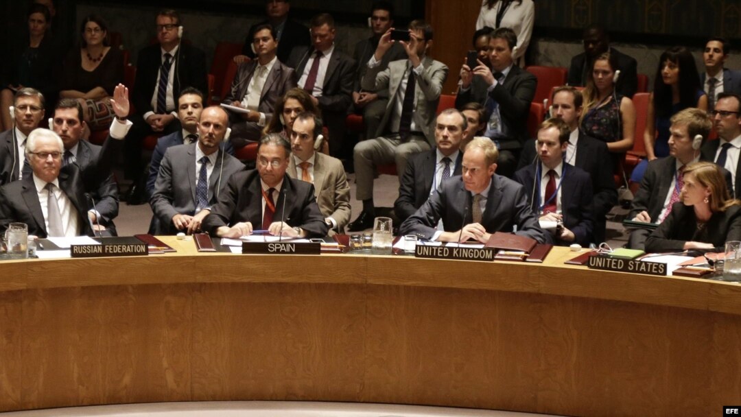 El embajador ruso Vitali Churkin usa el derecho al veto en el Consejo de Seguridad. 