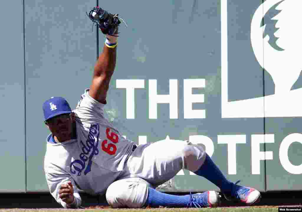 El jardinero derecho de los Dodgers de Los Ángeles, el cienfueguero Yasiel Puig, conectó para .333 (7 indiscutibles en 21 turnos), con 2 carreras impulsadas, 3 anotadas y 7 ponches en los últimos 7 juegos de la temporada 2016 de las Grandes Ligas. &nbsp;