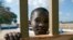 Un niño observa desde el portón que separa Haití y República Dominicana en Ouanaminthe (Haití). 