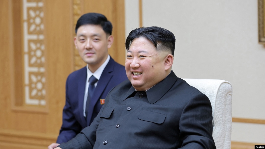 El dictador de Corea del Norte, Kim Jong-Un, antes de reunirse con el canciller ruso Sergei Lavrov en Pyongyang, el 20 de octubre de 2023. (KCNA via REUTERS).
