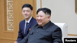 El dictador de Corea del Norte, Kim Jong-Un, antes de reunirse con el canciller ruso Sergei Lavrov en Pyongyang, el 20 de octubre de 2023. (KCNA via REUTERS).