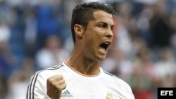 El delantero portugués del Real Madrid Cristiano Ronaldo celebra el gol marcado de penalti ante el Getafe.