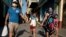 Susana Valdés lleva a su hijo a casa, junto a su esposo, en La Habana, el 23 de marzo del 2020.