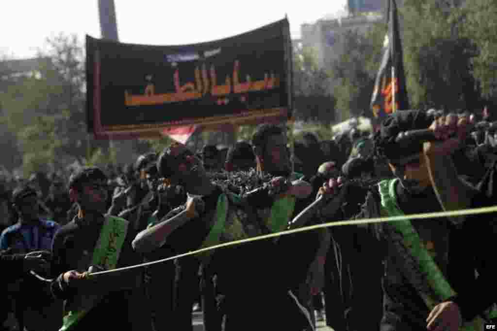 Peregrinos chiíes participan en la celebración de la festividad chií de Al Arbain, que conmemora el fin de los cuarenta días de luto guardados por la muerte en el año 680 del imán Husein, nieto del profeta Mahoma, en Karbala, Irak.