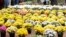 Numerosas personas esperan para comprar flores.