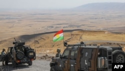 Combatientes kurdos peshmerga toman posiciones en el monte Qarachogh, en el distrito de Makhmur. La coalición liderada por Estados Unidos, desplegada en Irak hace más de una década para combatir a los yihadistas, concluyó su misión el 30 de septiembre de 2026.