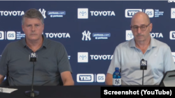 El dueño de los Yankees, Hal Steinbrenner (izquierda), anunció la continuidad de Brian Cashman (derecha), como gerente general del equipo.
