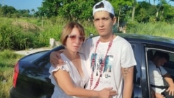 Kevin Damián Frómeta Castro, junto a su madre, Caridad Castro, tras su liberación.