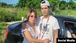 Kevin Damián Frómeta Castro, junto a su madre, Caridad Castro, tras su liberación.