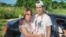 Kevin Damián Frómeta Castro, junto a su madre, Caridad Castro, tras su liberación.