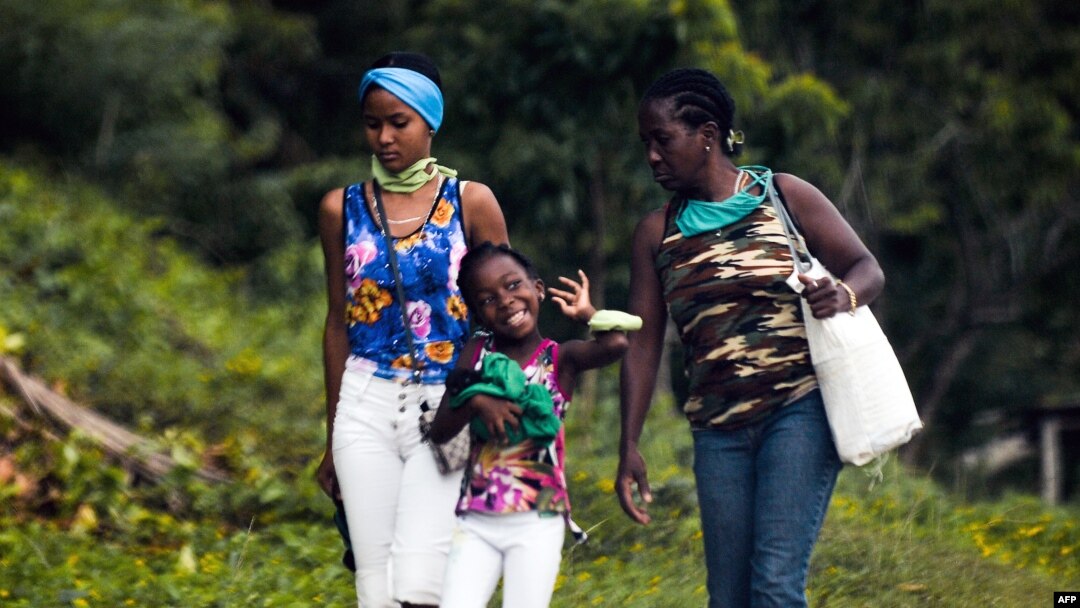 Mujeres caminando en Cuba. (Yamil Lage / AFP).