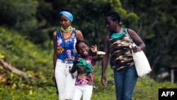 Mujeres caminando en Cuba. (Yamil Lage / AFP).