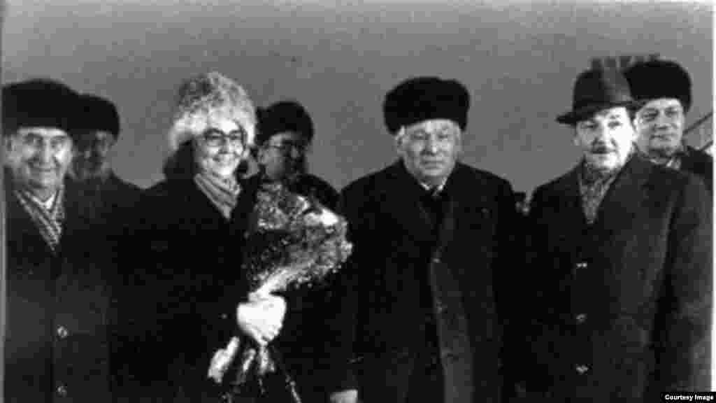 Raúl Castro junto a su esposa Vilma Espín llega a Moscú en 1982.