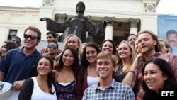 Estudiantes estadounidenses del crucero académico "M.V. Explorer" posan en las instalaciones de la Universidad de La Habana.