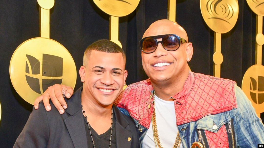Fotografía de archivo del 23 de febrero de 2017 del dúo cubano Gente de Zona, posando con los trofeos recibidos en la gala del Premio Lo Nuestro a la Música Latina, en Miami, Florida. Gente de Zona, creador de "La gozadera", regaló hoy, miércoles 29 de ma