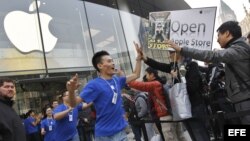  Cliente chinos esperan para a la nueva tienda de Apple en Pekín (China). 