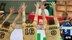 El cubano Rolando Cepeda Abreu (d) en acción frente a los alemanes Denys Kaliberda (i), Max Guenthor (2-i) y Gyorgy Grozer (2-d) durante el partido de la fase de grupos del Campeonato del mundo masculino de voleibol disputado entre Cuba y Alemania. 