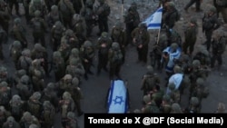 Las Fuerzas de Defensa de Israel, IDF, divulgaron esta foto del momento en que se recuperó el cadáver del sargento mayor Ran Gvili.