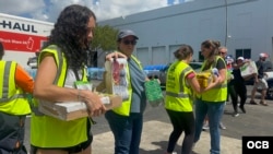 Voluntarios en centro de acopio de la organización GEM en Doral durante logística para el envío de ayuda humanitaria a Venezuela. (OCB)