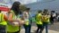 Voluntarios en centro de acopio de la organización GEM en Doral durante logística para el envío de ayuda humanitaria a Venezuela. (OCB)