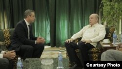 Gobernador de Puerto Rico Alejandro García Padilla con el ministro cubano de inversiones. 