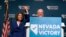 La senadora demócrata de Nevada, Catherine Cortez Masto, festeja con el gobernador Steve Sisola, durante una fiesta organizada por el Partido Demócrata en Las Vegas, el martes 8 de noviembre de 2022.(AP Foto/Gregory Bull).