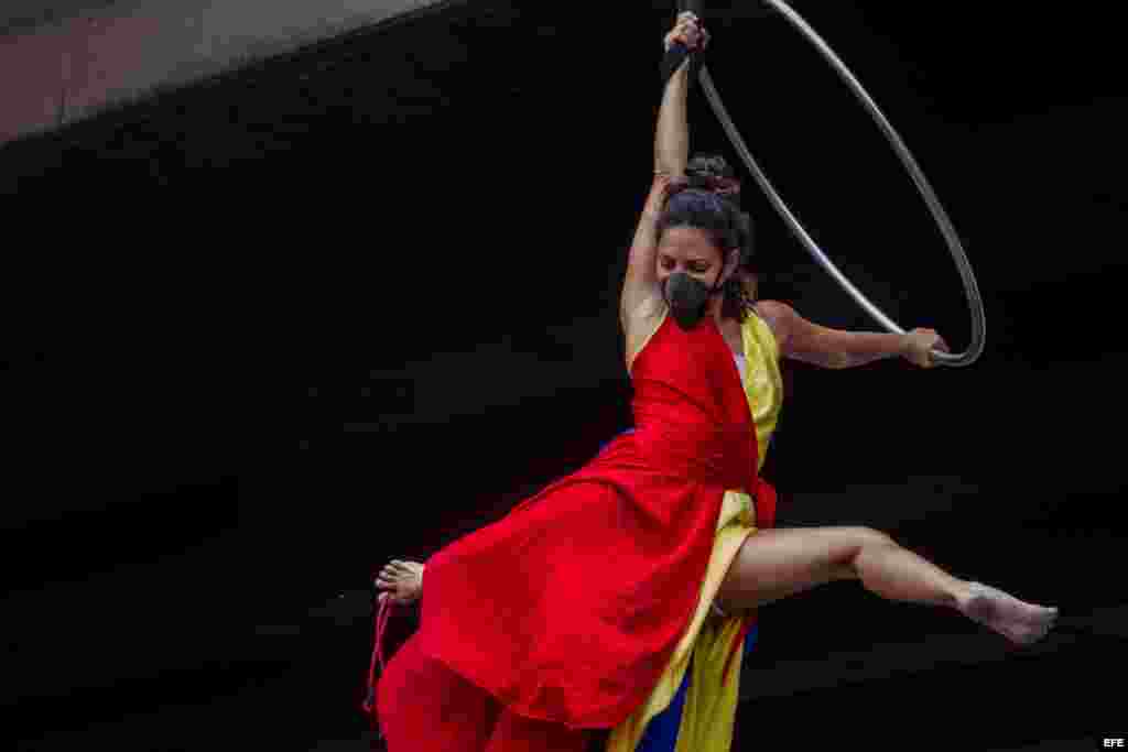  La artista Marilú García realiza una puesta en escena llamada "Venezuela Reprimida", durante una manifestación contra el Gobierno venezolano hoy, lunes 24 de abril de 2017, en Caracas (Venezuela). Centenares de venezolanos en varias ciudades del país com